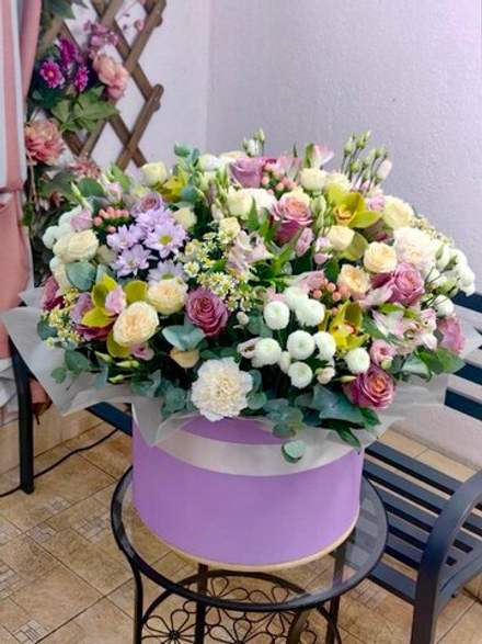 Шляпная коробка с цветами в сиреневой гамме