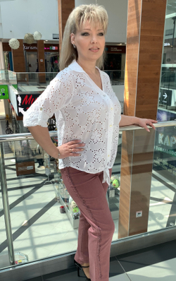 Тонкие брюки со стразовой надписью в виде лампас