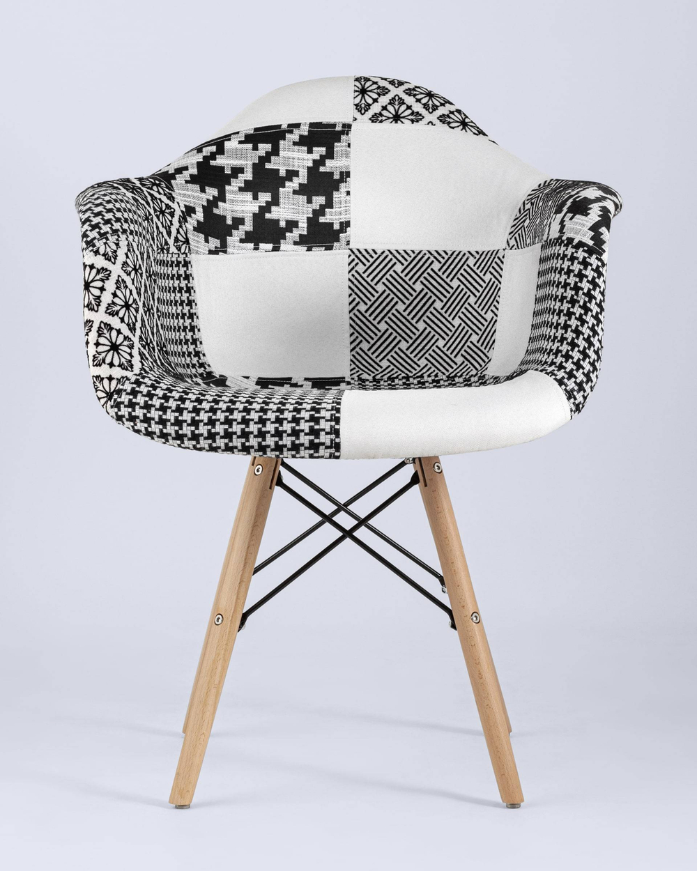Кресло Eames DSW пэчворк черно-белое на деревянных ножках