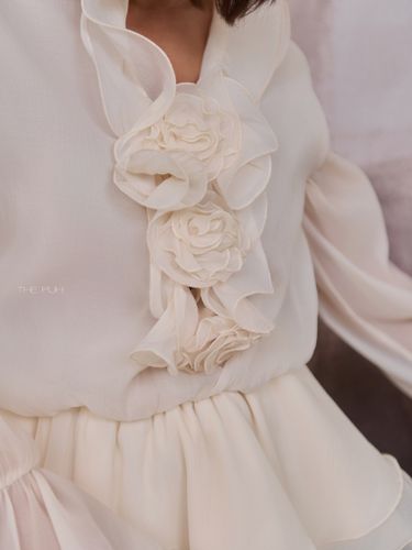 Бежевое шифоновое платье-блузка с брошами