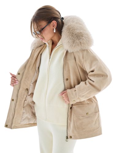 Бежевый пуховик из эко-замши с мехом песца и кожаным воротником