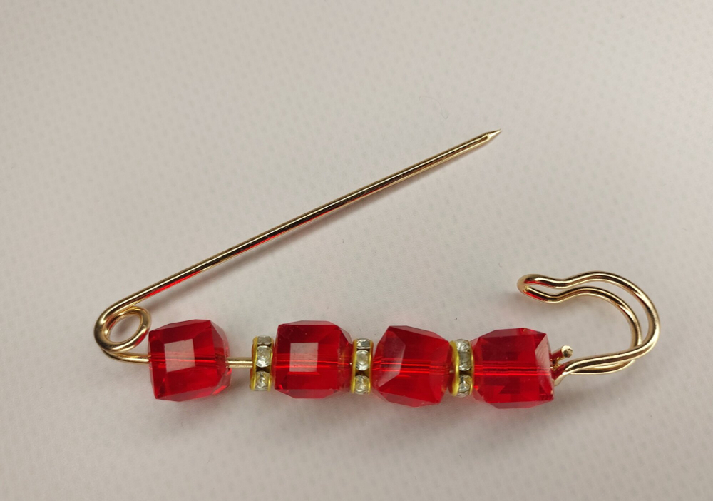 Булавка брошь "Красные камешки" для кардигана, пальто, платков, костюмов, шарфа, одежды .Цвет ярко красный.