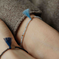 браслет из аквамарина с золотым мятым листом