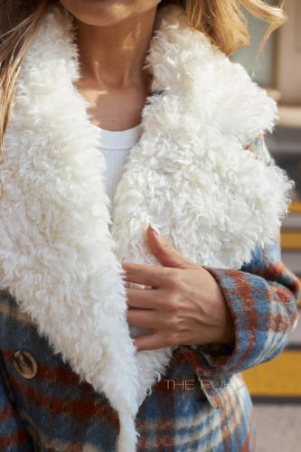 Двубортное укороченное пальто в синюю клетку