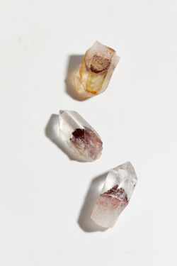 Горный хрусталь с гематитовым фантомом