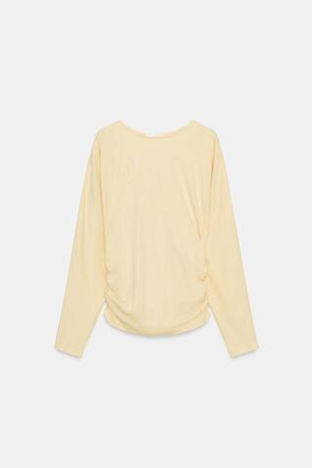 ZARA ФУТБОЛКА С ДРАПИРОВКОЙ, ЦВЕТ СЛИВОЧНОГО МАСЛА