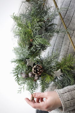 Рождественский венок с декором на треугольной металлической основе