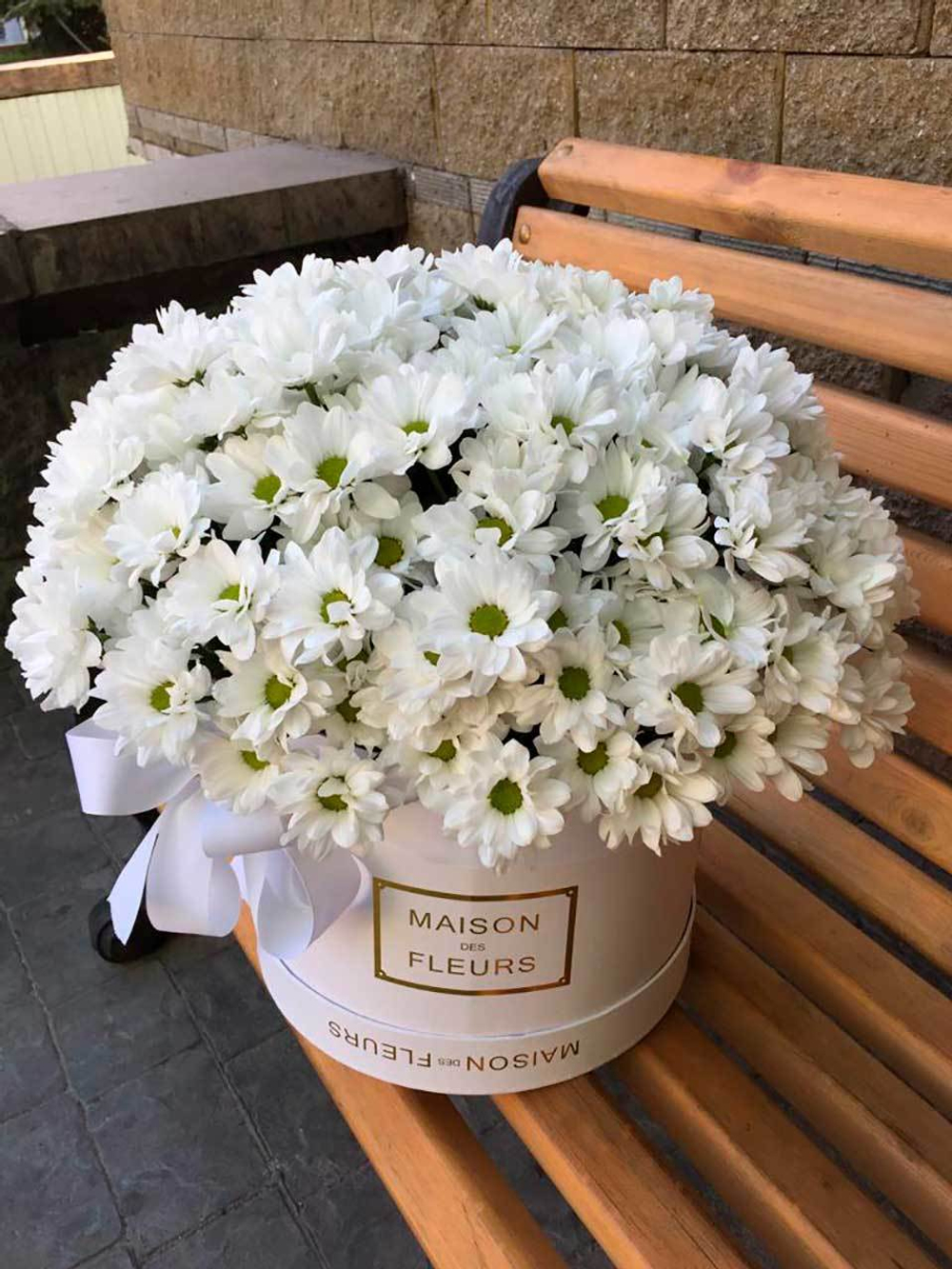 Большая коробка из ромашковых хризантем
