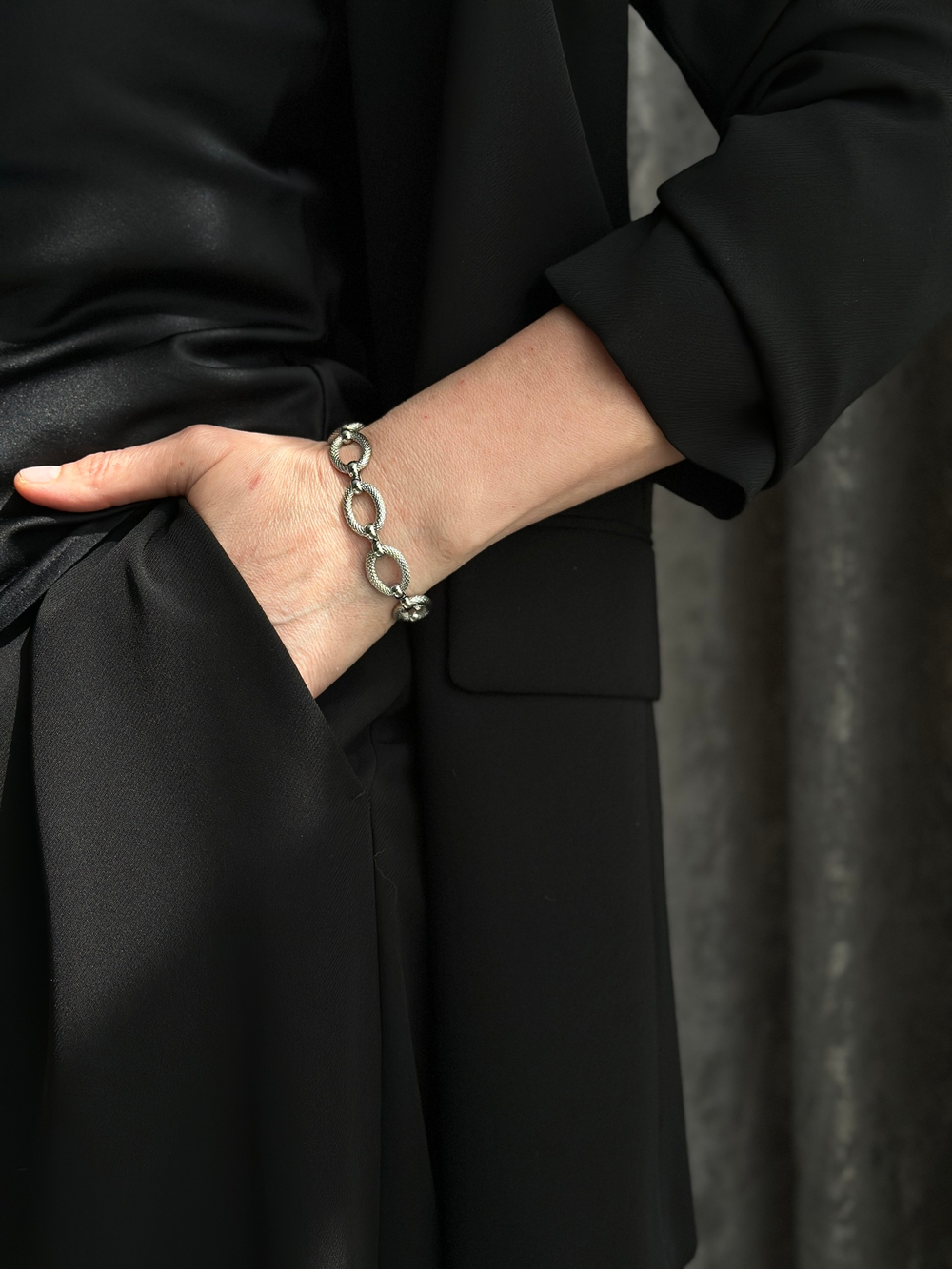 Браслет цепь из овальных звеньев с насечками с глянцевыми перемычками, оттенок серебро