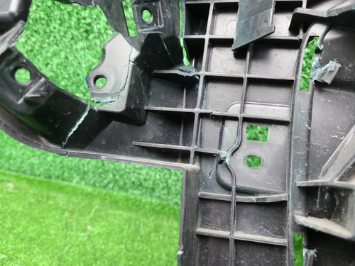 Кронштейн решетки радиатора Audi Q6 (2022-н.в.)