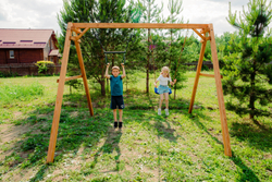 Деревянные качели с трапецией