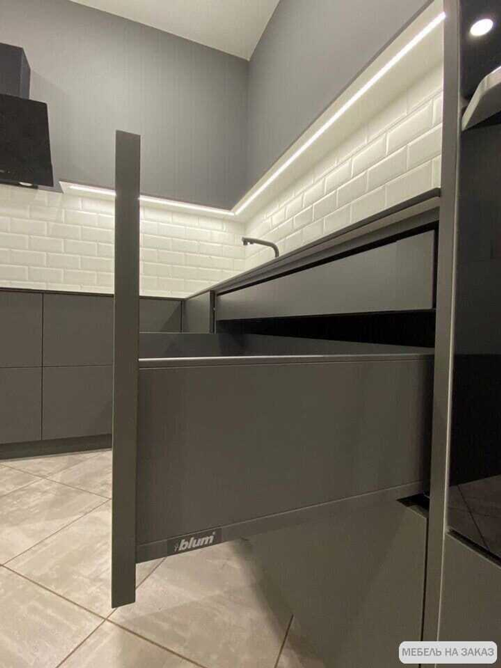 Современная кухня в серых тонах