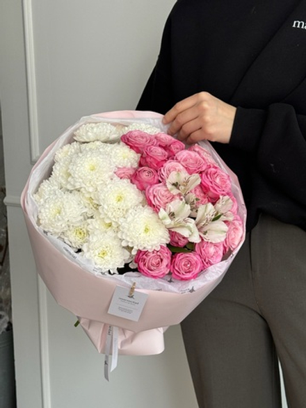 Букет из кустовой пионовидной розы, хризантемы и альстромерии