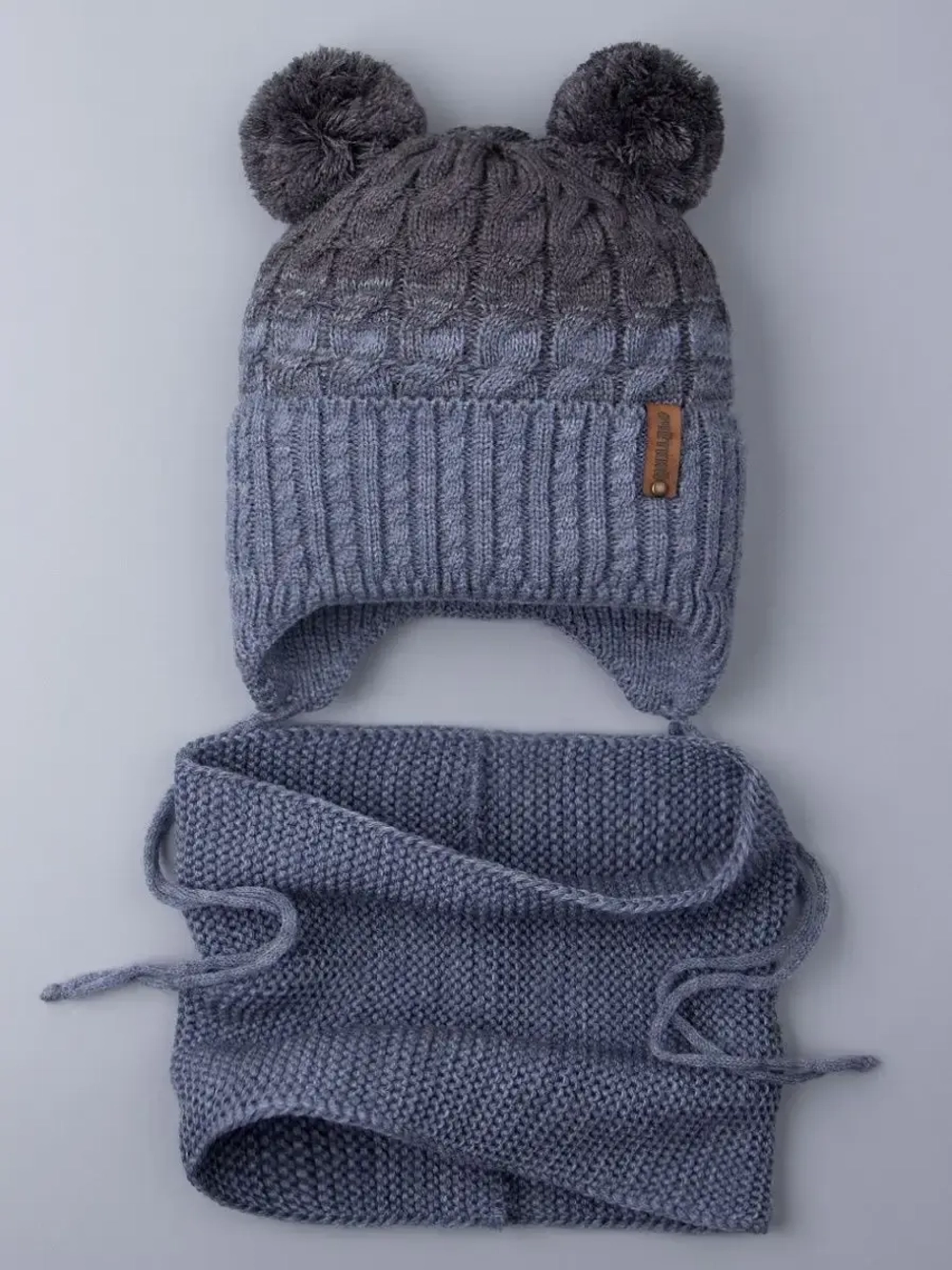 Шапка вязаная для мальчика на завязках и снуд