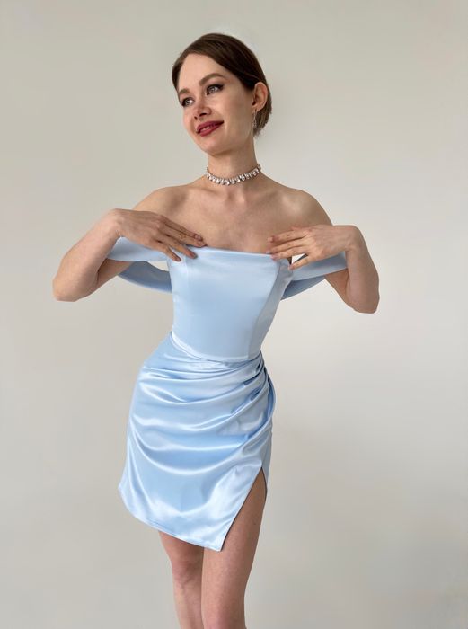 Нарядное платье со спущенными плечами и разрезом мини (голубой)