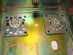 устанавливаем октальную панельку в корпус усилителя