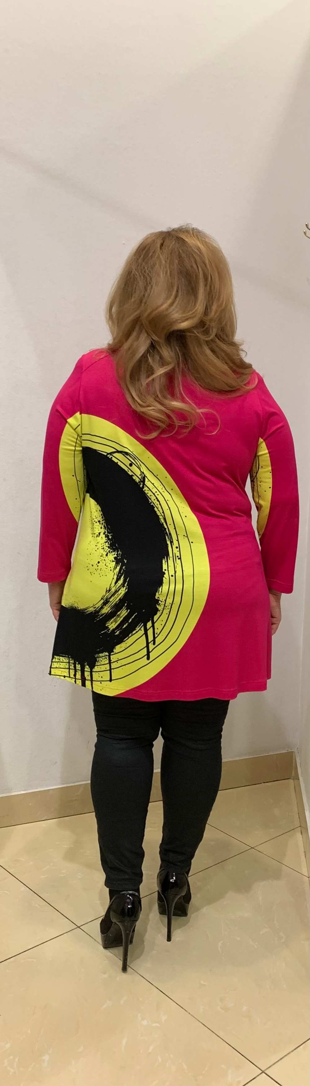 Длинный красный блузон с черно-желтым принтом