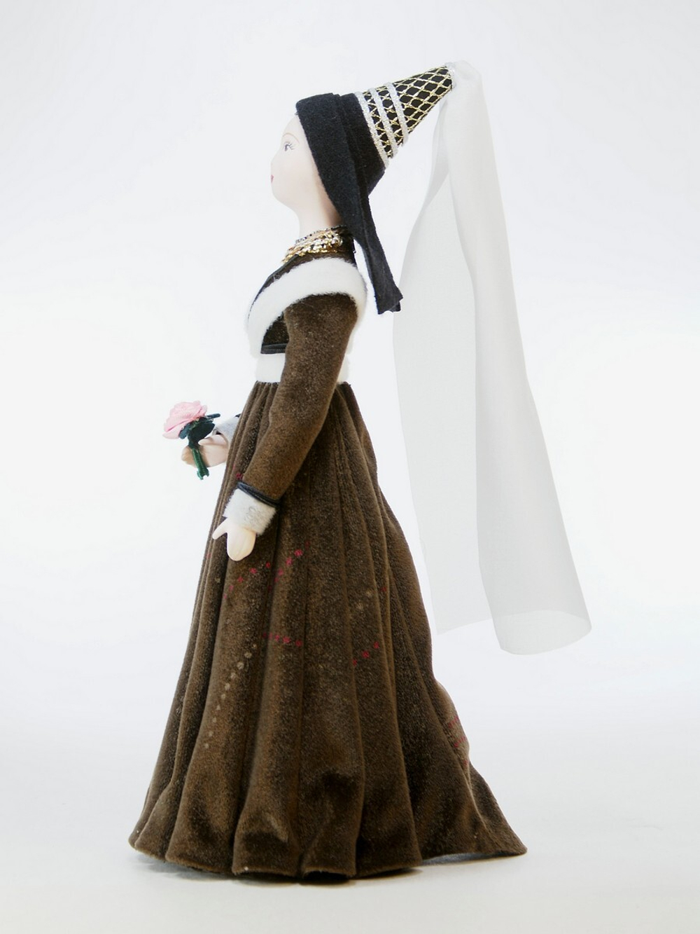 Кукла коллекционная в праздничном костюме дворянки из Бургундии