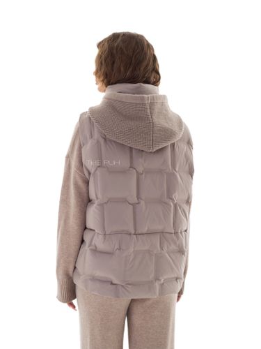 Пуховый жилет с вязаным капюшоном в цвете капучино