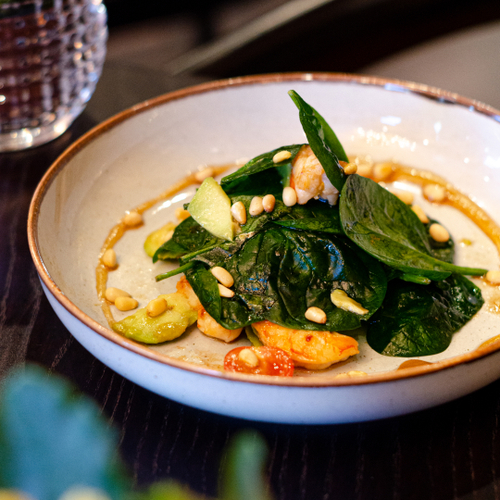 Салат с креветками, авокадо и шпинатом