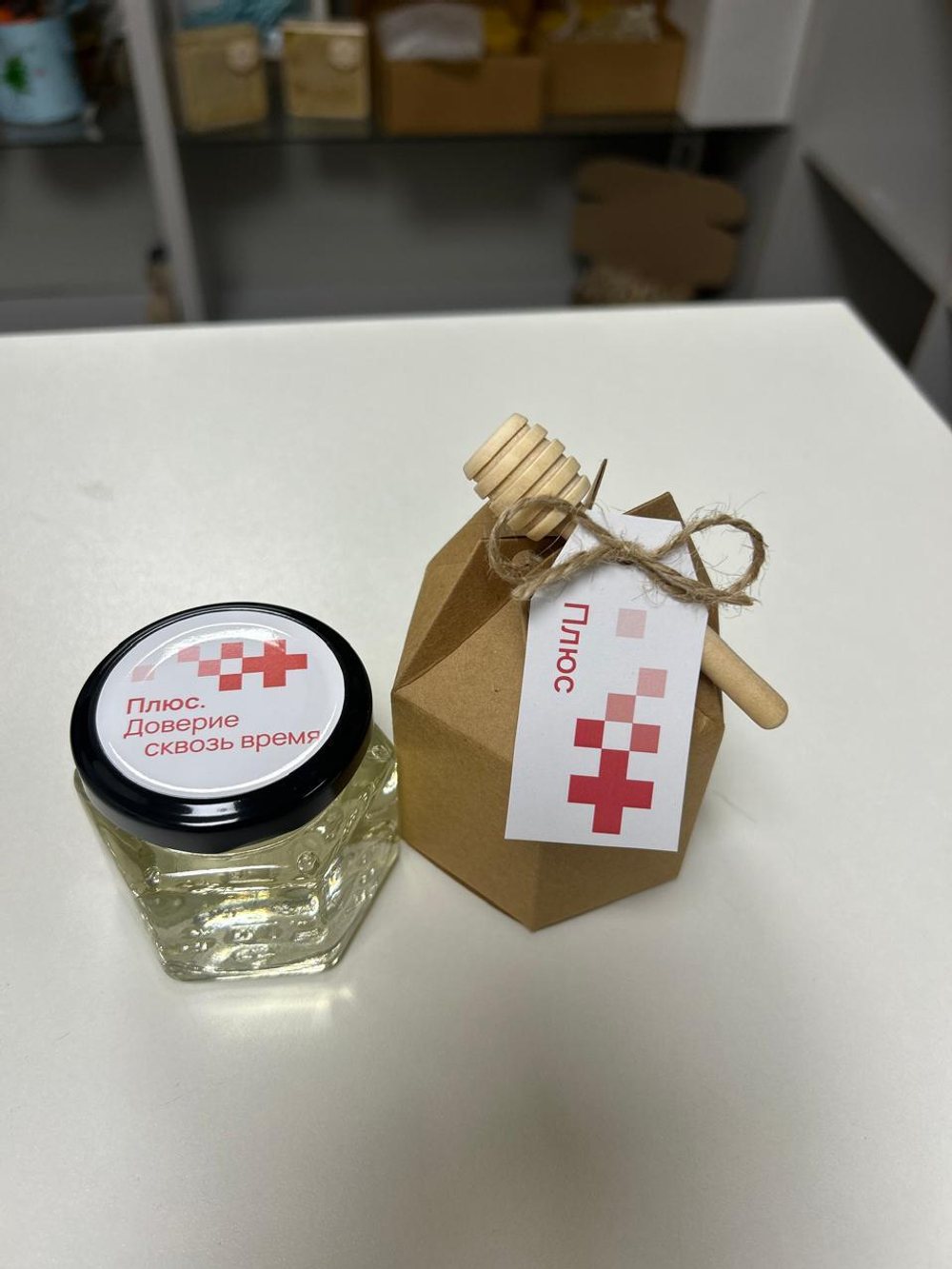 Брендированная баночка с медом в коробочке с биркой, 140 грамм