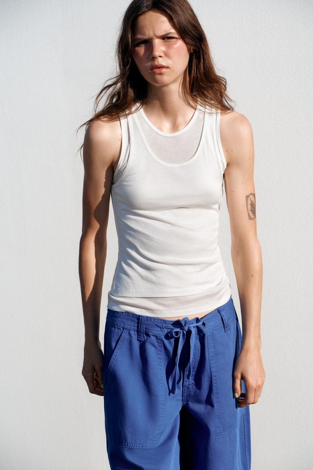 ZARA ФУТБОЛКА С ДВОЙНЫМИ ПРОЙМАМИ, ЭКРЮ