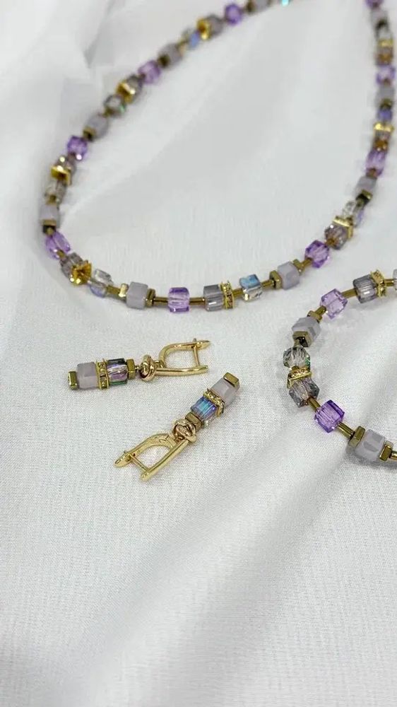 Серьги кубики Swarovski сиреневые прозрачные и молочные с гематитом, оттенок золото