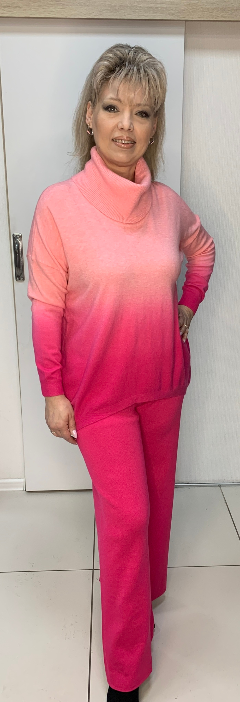 Тонкий свитер с переходом цвета в пудрово-розовом цвете