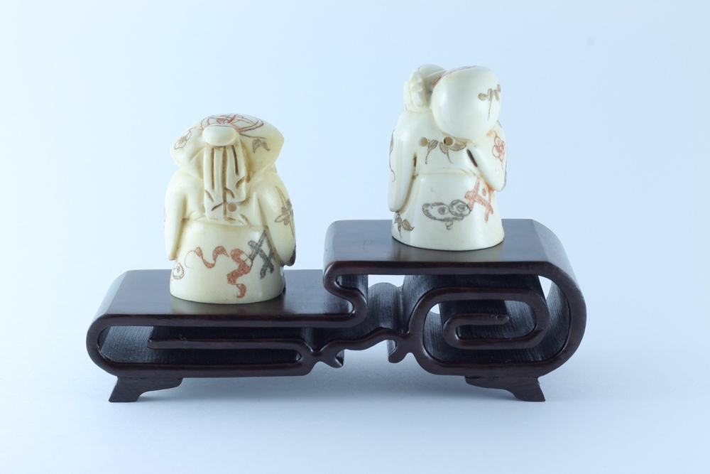 Сет нэцкэ 2 монаха на подставке