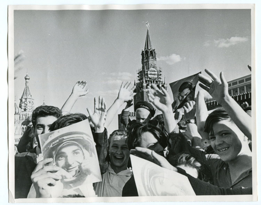 Встреча космонавтов Быковского В. и Терещковой В. Красная площадь. Фотография 22 июня 1963 г.