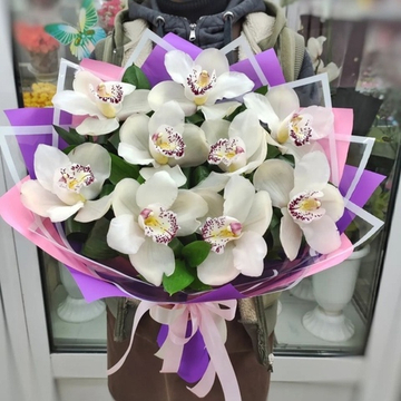 Букет с 9 белыми орхидеями