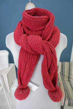 Шарф вязаный с помпонами