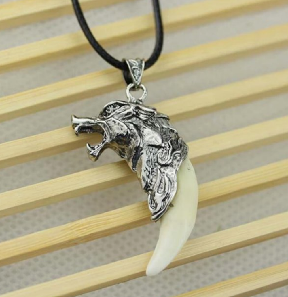 Игрушка-Подвеска на зеркало заднего вида - ЧЕТКИ ЭМАЛЬ Белый - Клык белый с обрамлением волк