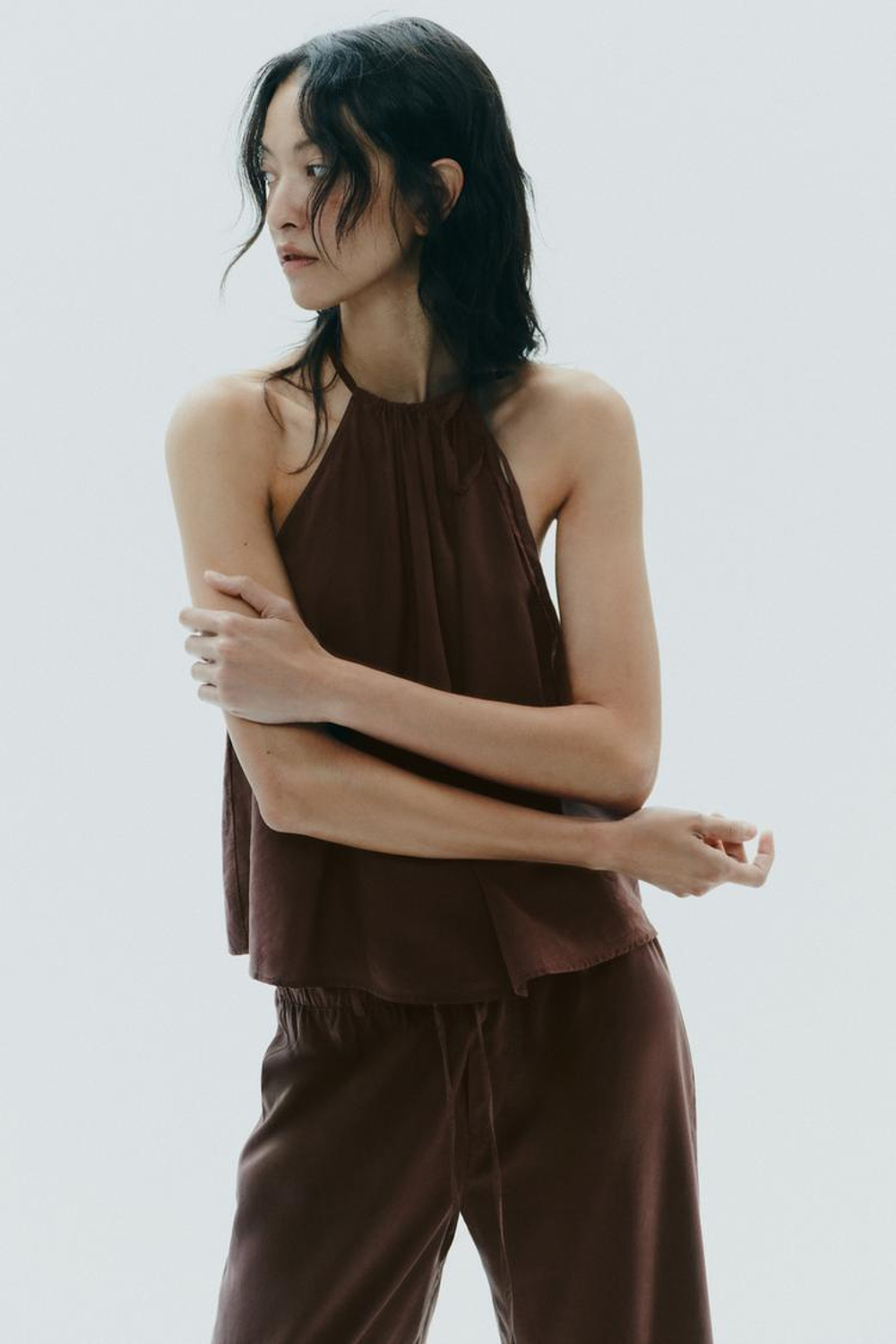 ZARA ТОП ИЗ СТРУЯЩЕЙСЯ ТКАНИ С ГОРЛОВИНОЙ ХАЛТЕР, КОРИЧНЕВЫЙ