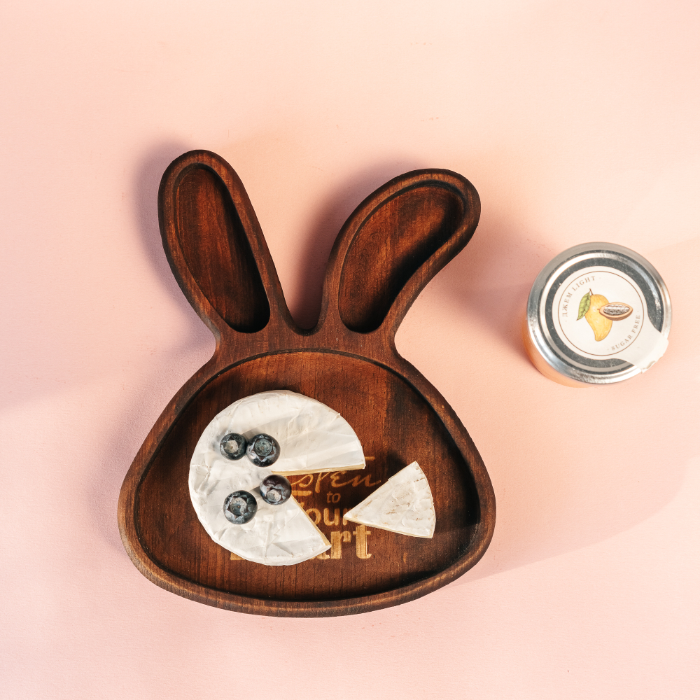Менажница из кедра для подачи блюд и закусок с гравировкой "Listen to your heart"