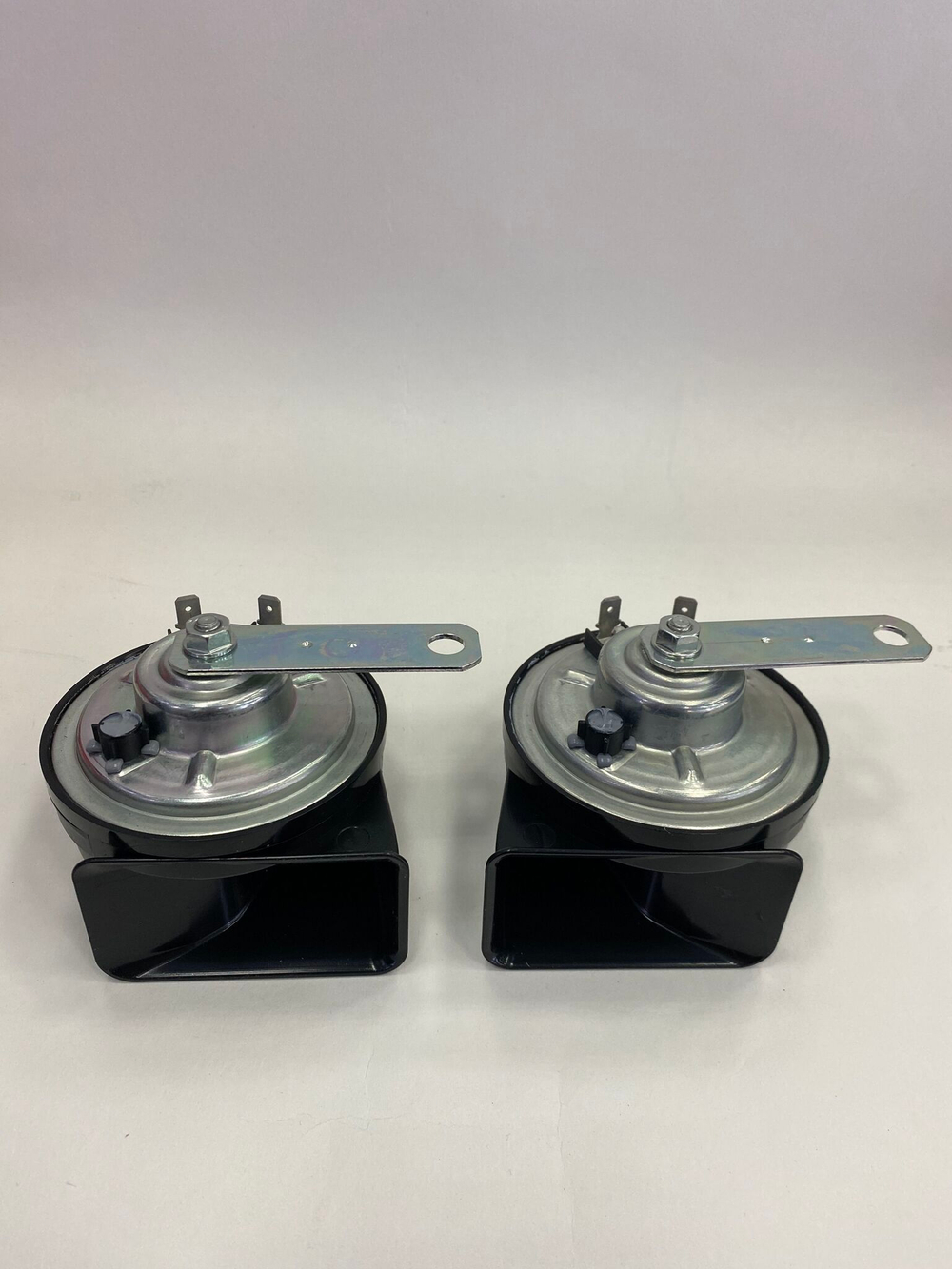 Звуковые сигналы для LADA Vesta/Granta/Niva FIAMM AM80SX 932039/932040Z 405-495Hz (к-т 2шт. с переходником)