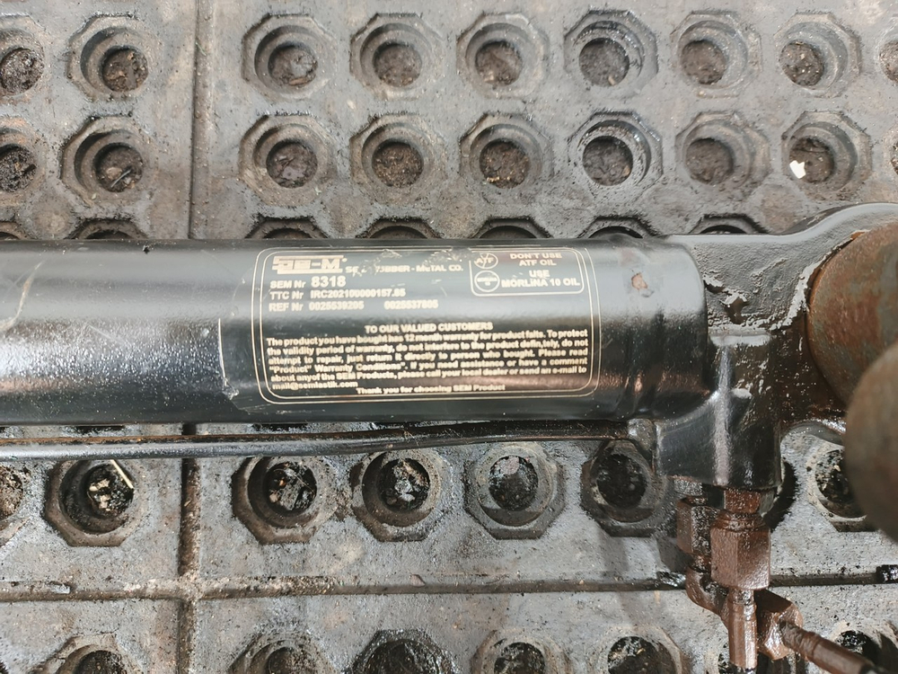 Цилиндр подъёма кабины левый