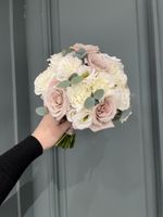 Свадебный букет из одноголовых роз, эвкалипта, диантусов и лизиантуса