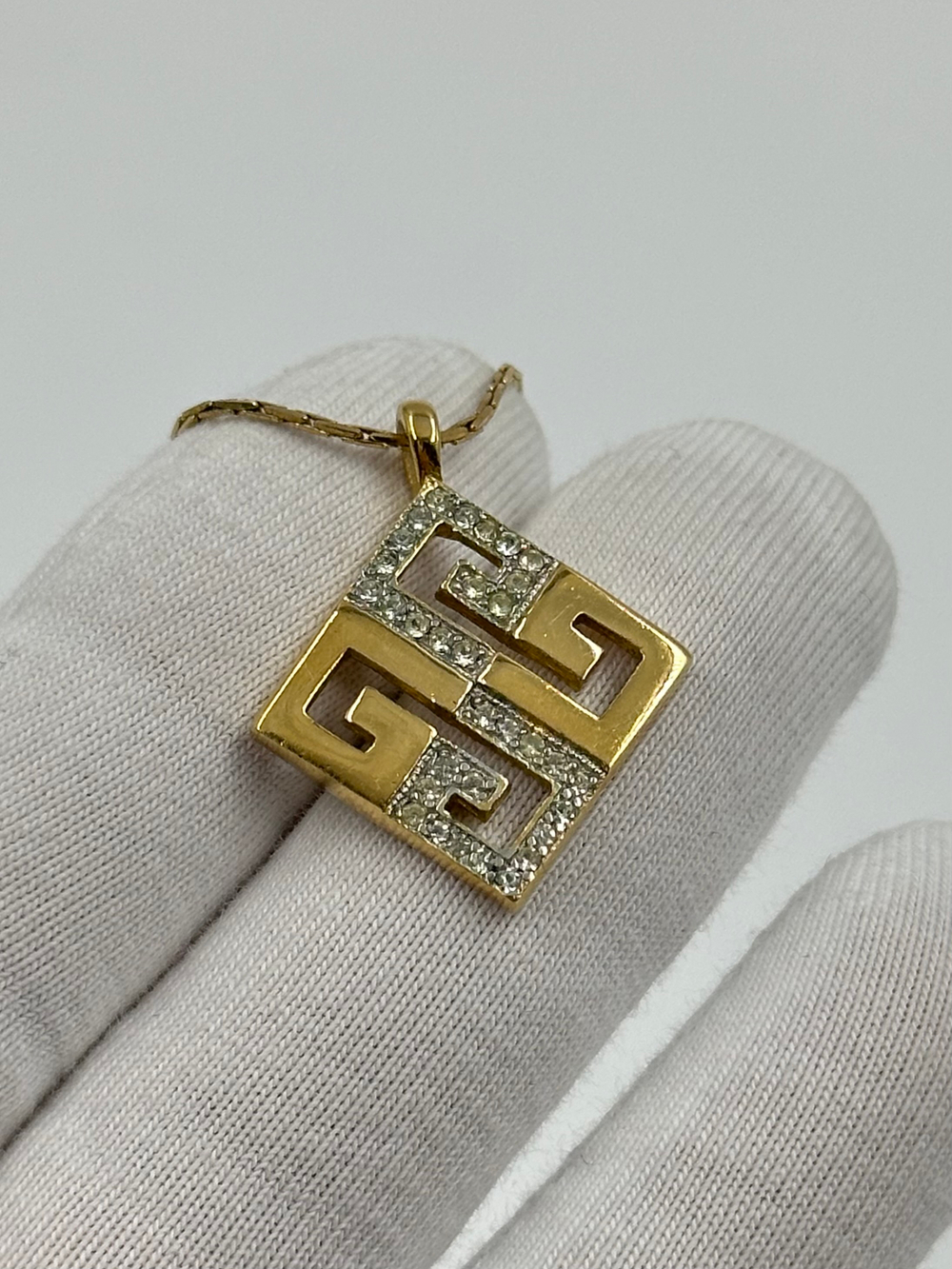 Кулон-лого с кристаллами Givenchy