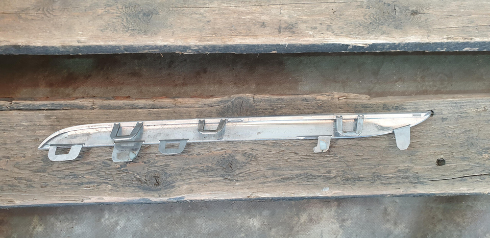 Молдинг решетки радиатора Mercedes C (W205) 14-18 Б/У Оригинал A2058880073