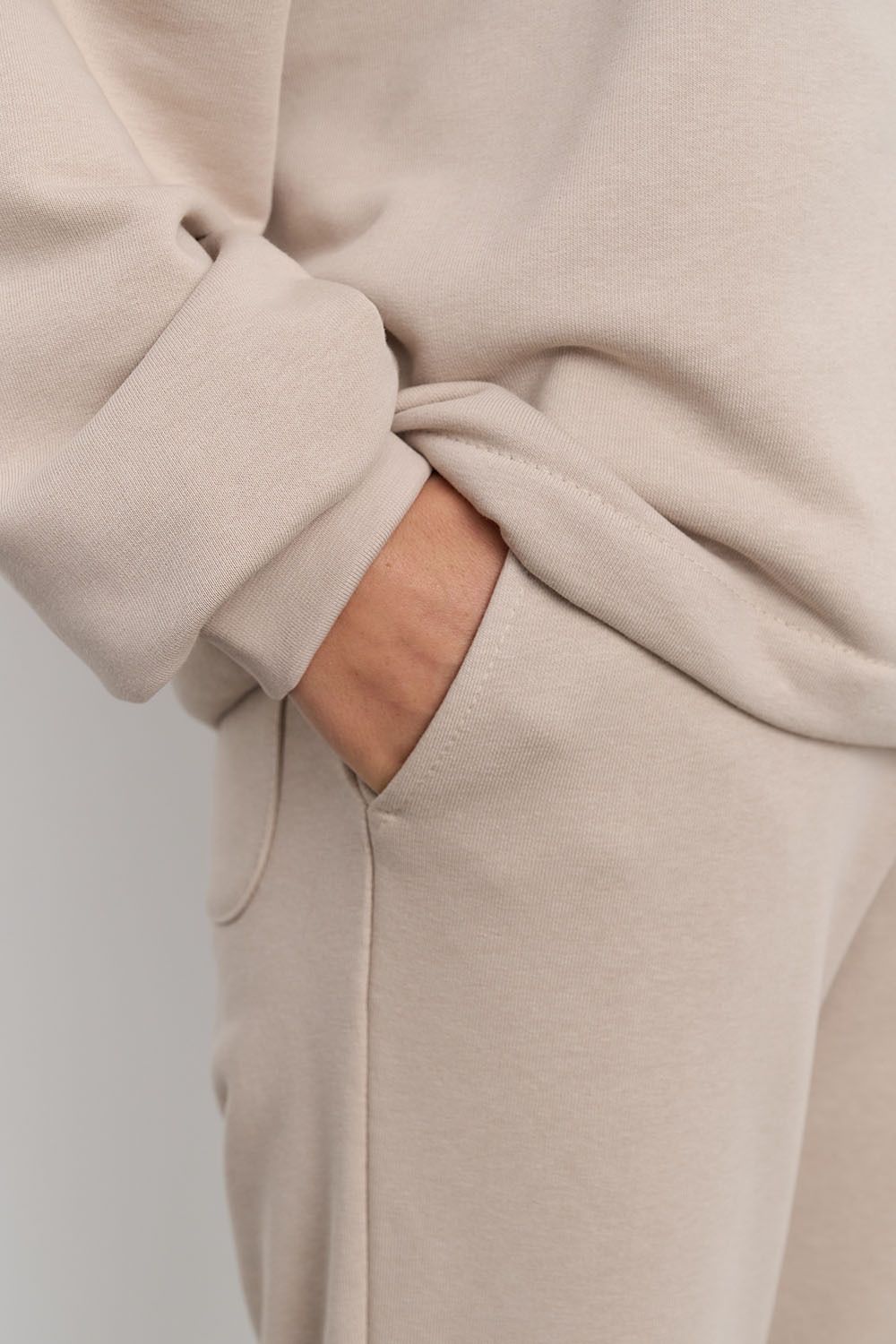 Свободные джоггеры без начеса из премиум футера серо-бежевого цвета