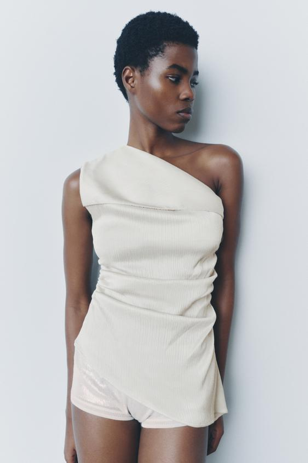 ZARA АСИММЕТРИЧНЫЙ ТОП СО СБОРКОЙ, СЛОНОВАЯ КОСТЬ