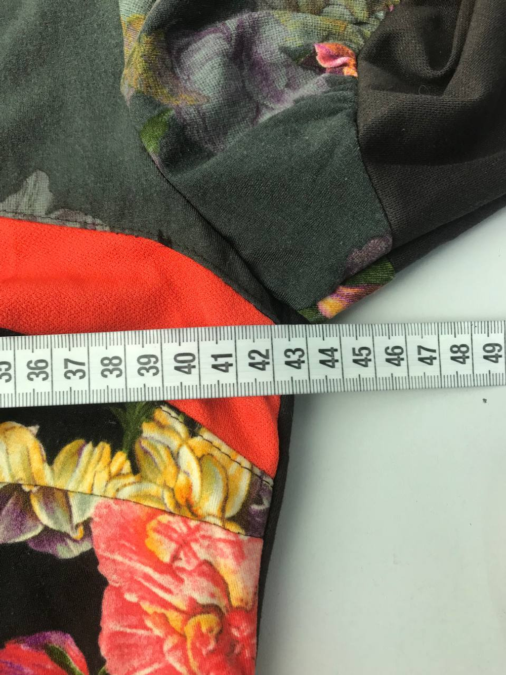 Платье серо-красное с бантом на груди 44 размер