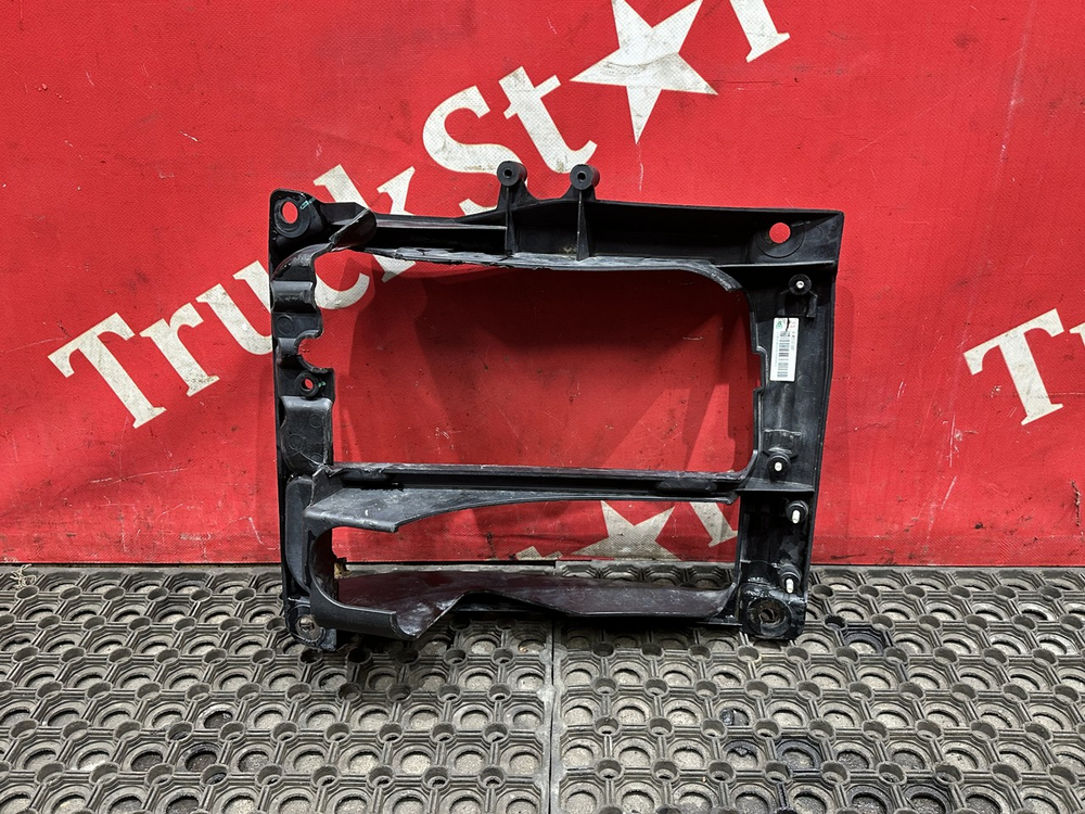 Кронштейн фары левой