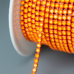 Матовая стразовая цепь, 2мм, оранжевый кристалл в оранжевых цапах