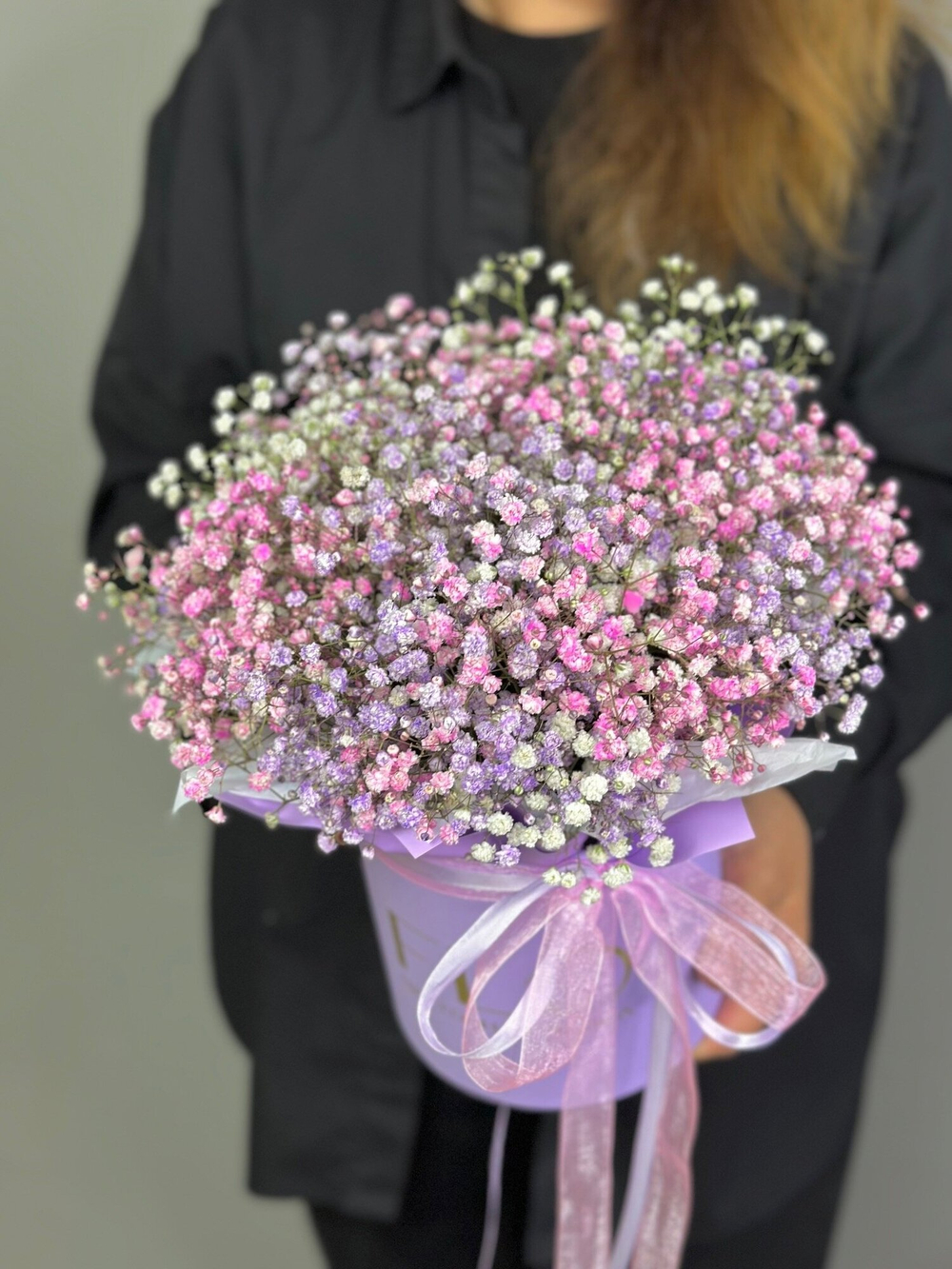 Воздушная композиция с гипсофилой в лавандовой шляпной коробке с тишью