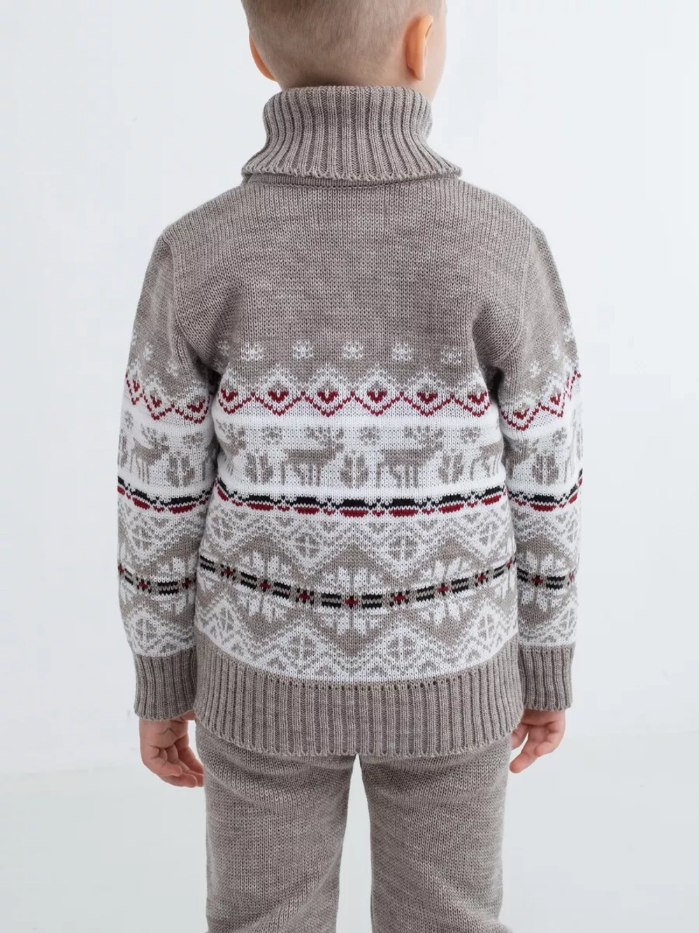 Свитер вязаный с горлом