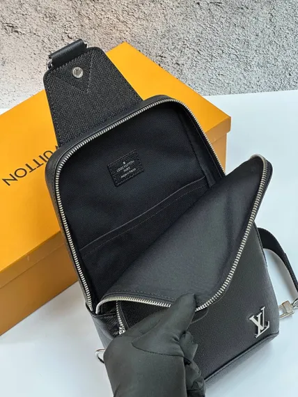 Сумка-слинг Louis Vuitton Avenue LV кожа Taiga Black