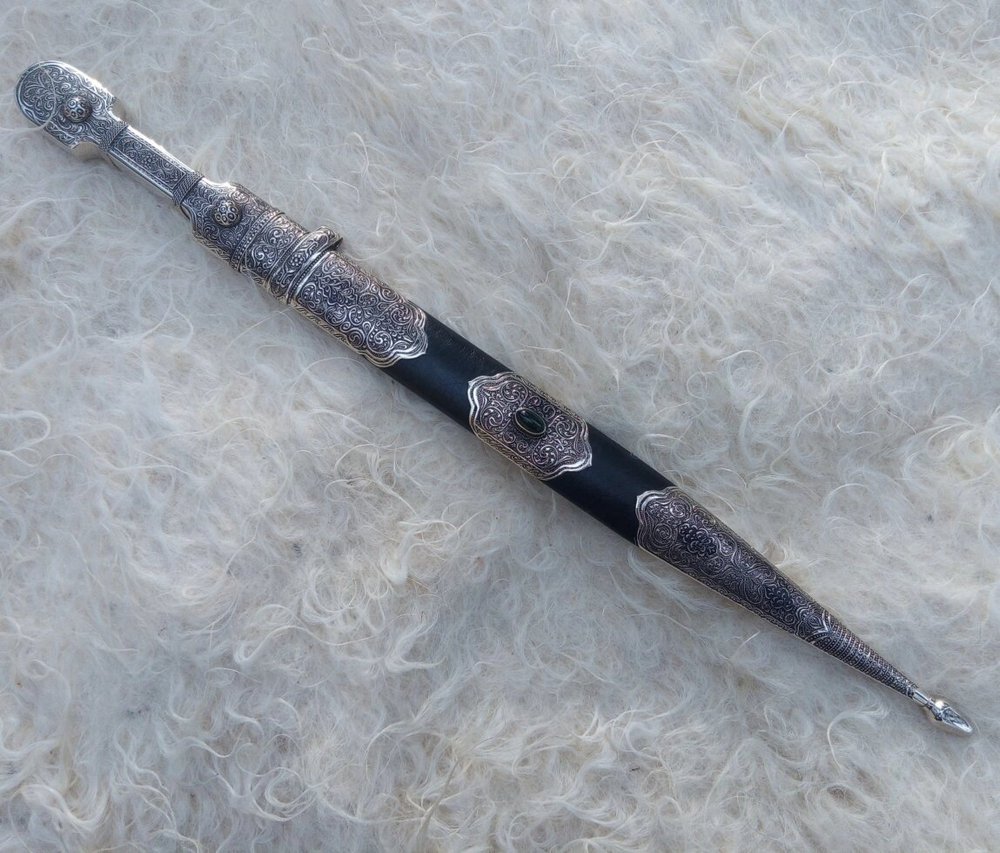 Кинжал кавказский со вставкой из мельхиора, в коже