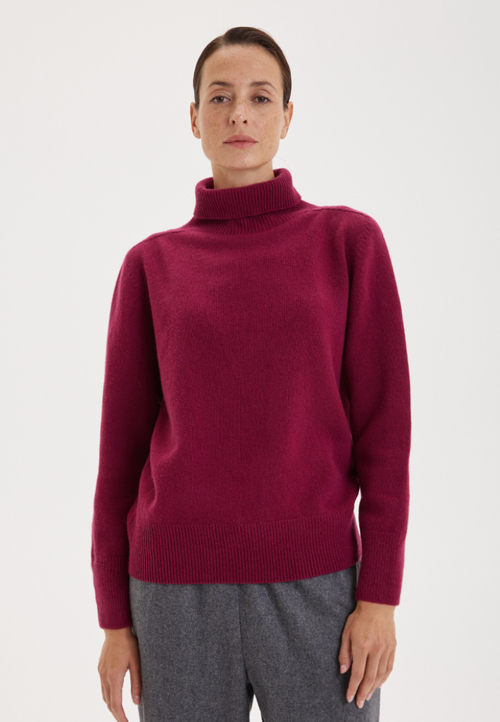 Объемный свитер с высокой горловиной